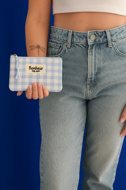 Pochette vichy bleu posée style cadeau feel-good sérénité – Chéri Chérie