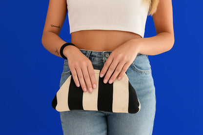 Pochette ZARA rayée noir écru portée femme style graphique chic tendance accessoire mode - Chéri Chérie
