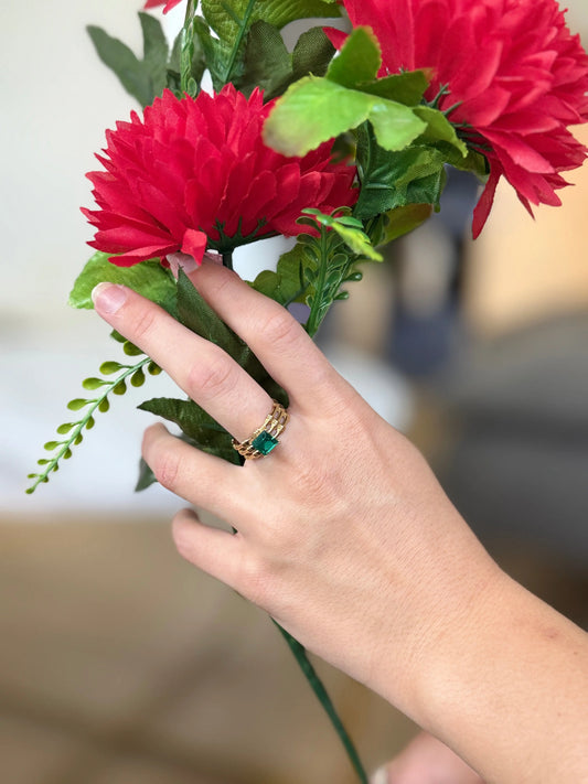 Détail solitaire émeraude carré serti anneau ajouré doré bague ajustable – Chéri Chérie