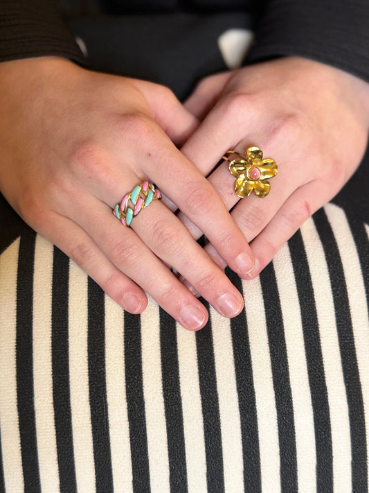 Bague Lucienne breloques multicolores portée au doigt style maximaliste coloré – bijou Chéri Chérie