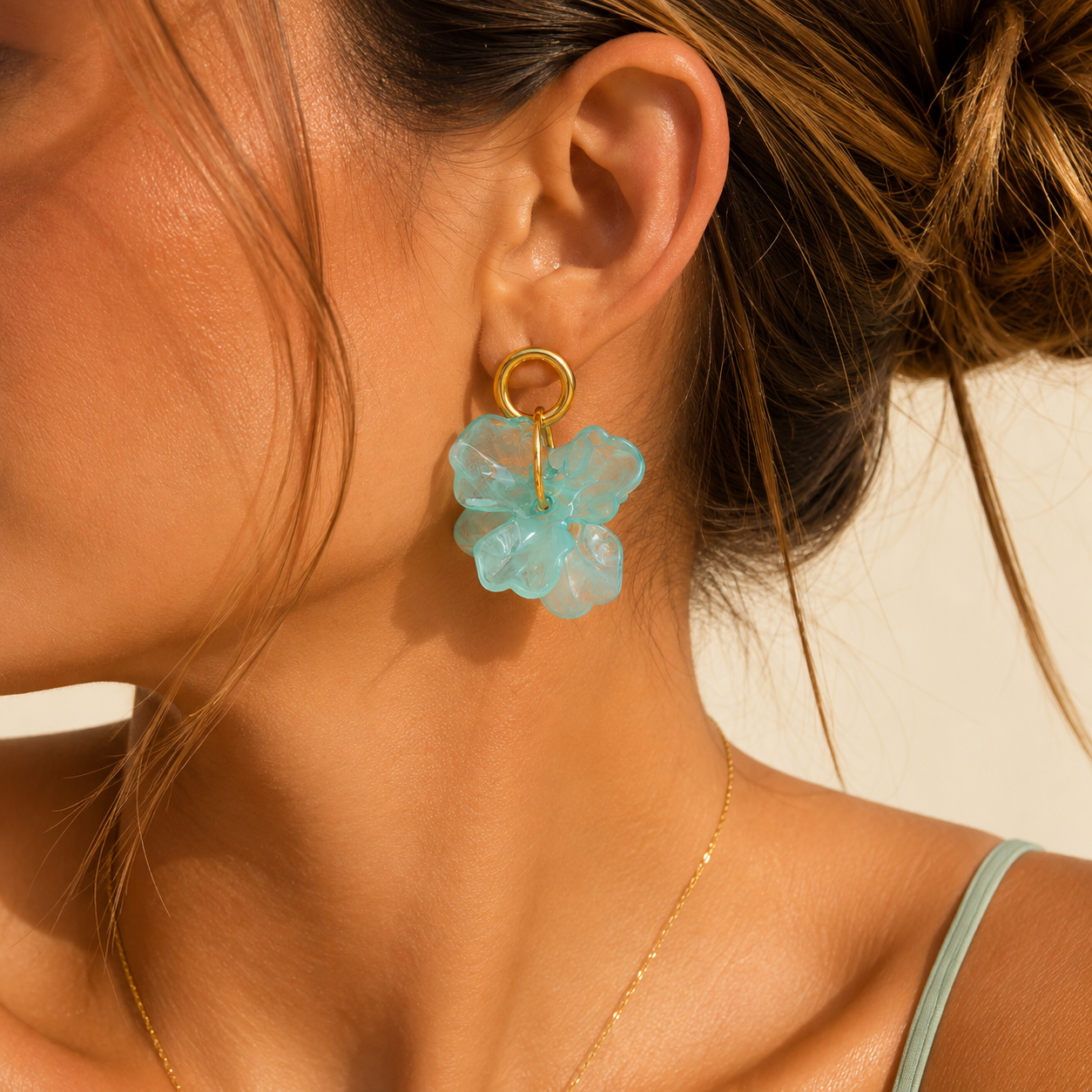 Boucles d'Oreilles Fleur Acrylique Bleue – Créoles Dorées Plaqué Or 18K Chéri Chérie