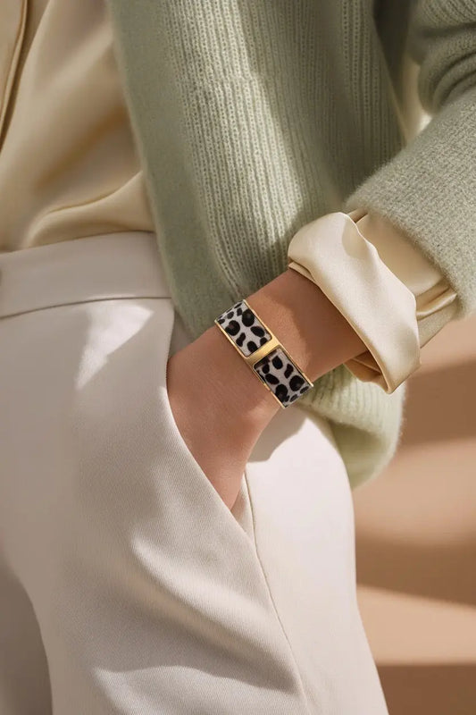 Bracelet Jeannette - Jonc Large Doré Imitation Poils Léopard Chéri Chérie