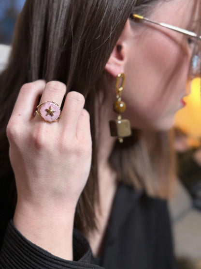 Bague Éléonore pierre naturelle portée au doigt style bohème romantique – bijou Chéri Chérie