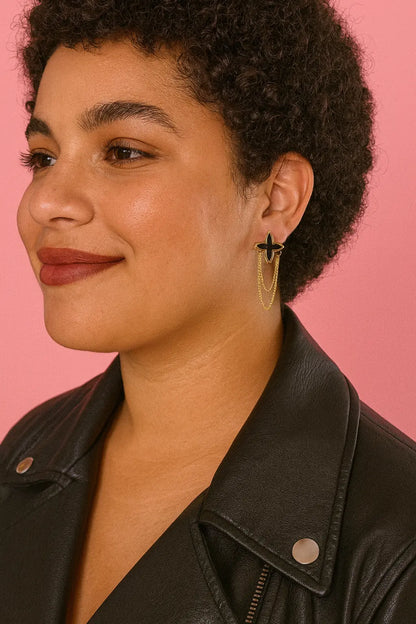 Boucles d'oreilles chaîne dorée portées look chic tendance féminin – bijou Chéri Chérie