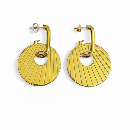 Boucles d'oreilles chaîne dorée portées look chic tendance féminin – bijou Chéri Chérie