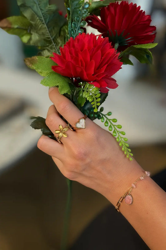 Bague Cœur Ivoire portée au doigt style romantique délicat féminin – bijou Chéri Chérie