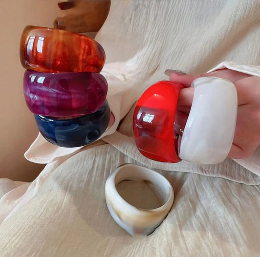 Bracelet résine prune porté au poignet style mystérieux élégant – bijou Chéri Chérie