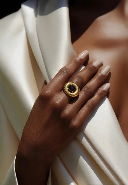 Bague Joséphine dorée pierre noire portée main femme - Chéri Chérie
