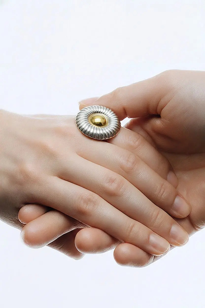 Bague Rhute disque bicolore portée au doigt style rétro-chic graphique – bijou Chéri Chérie