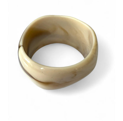 Bracelet en résine ivoire doux et lumineux pièce unique artisanale – Chéri Chérie