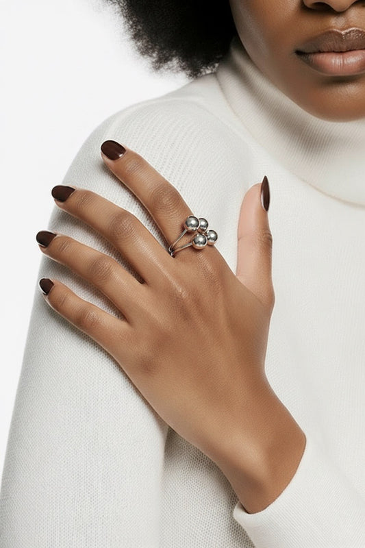 Bague Céleste sphères argentées portée main femme - Chéri Chérie
