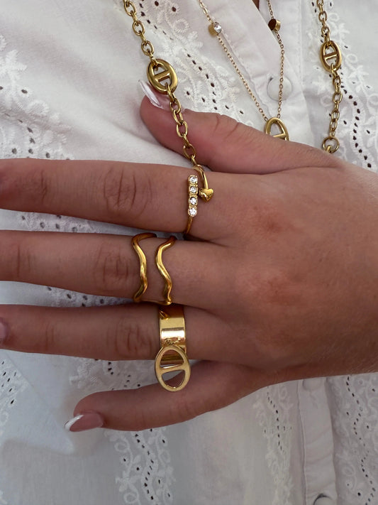 Bague double vagues dorée portée au doigt style océan élégant minimaliste – bijou Chéri Chérie