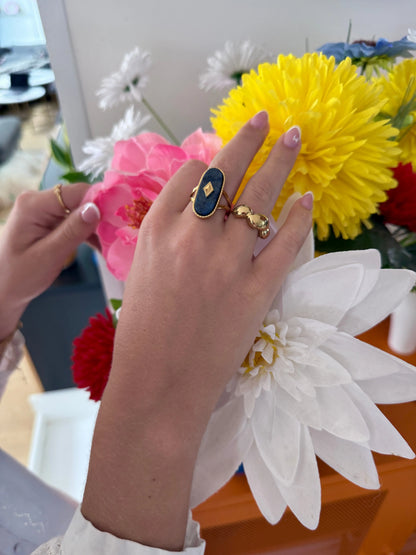 Bague pierre naturelle bleue dorée portée au doigt style nature élégant – bijou Chéri Chérie