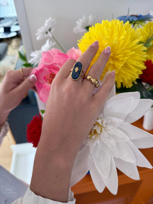 Bague pierre naturelle bleue dorée portée au doigt style nature élégant – bijou Chéri Chérie