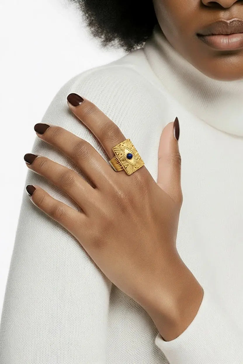 Bague Athena œil mystique résine bleue dorée portée main femme - Chéri Chérie
