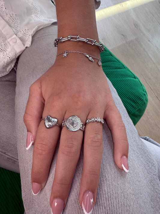 Bague fleurs zircon portée au doigt style romantique délicat – bijou Chéri Chérie