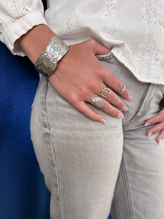 Bague Éventail Japonais dorée portée au doigt style poétique élégant – bijou Chéri Chérie