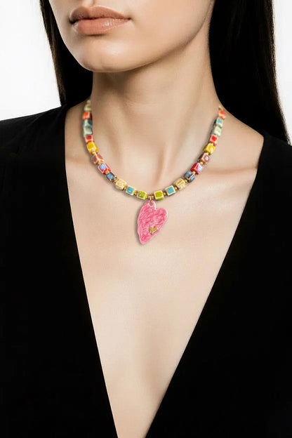 Collier céramique perles artisanales multicolores pendentif cœur rose gravé séparateurs dorés - Chéri Chérie
