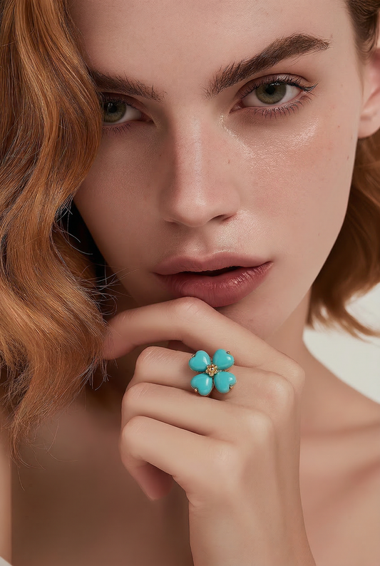 Bague Marble turquoise pierre naturelle dorée portée main femme - Chéri Chérie
