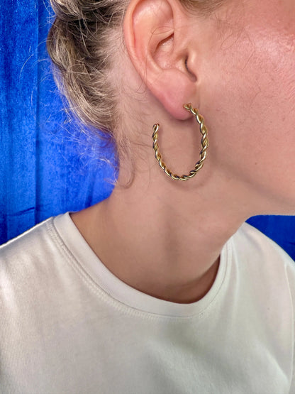 Boucles d'oreilles créoles dorées portées look casual chic polyvalent – bijou Chéri Chérie