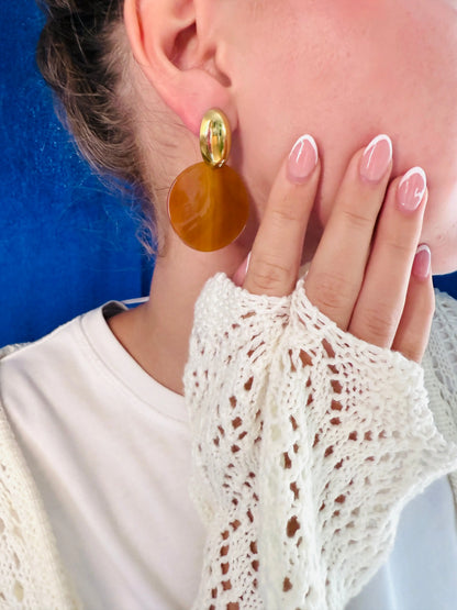 Boucles d'oreilles résine dorées N°24 portées look estival fun coloré – bijou Chéri Chérie