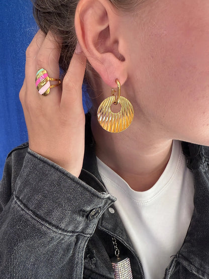 Boucles d'oreilles dorées style platine portées look glamour élégant – bijou Chéri Chérie