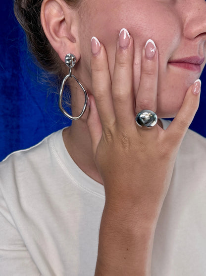 Bague line dôme argentée portée au doigt style minimaliste contemporain – Chéri Chérie