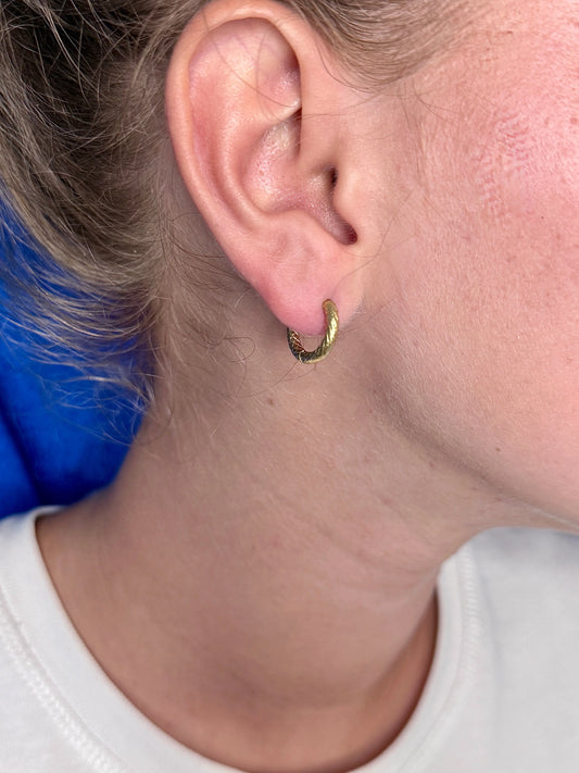 Boucles d’oreilles petites créoles martelé Chéri Chérie