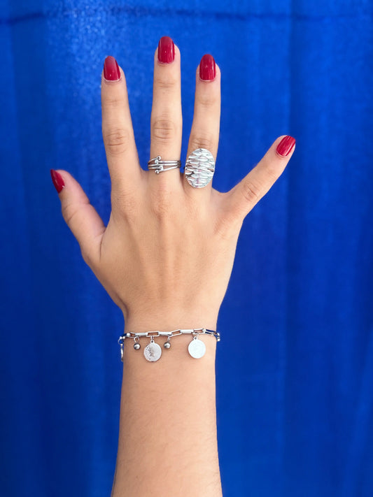 Bague spirale argentée portée au doigt style sculptural moderne – Chéri Chérie