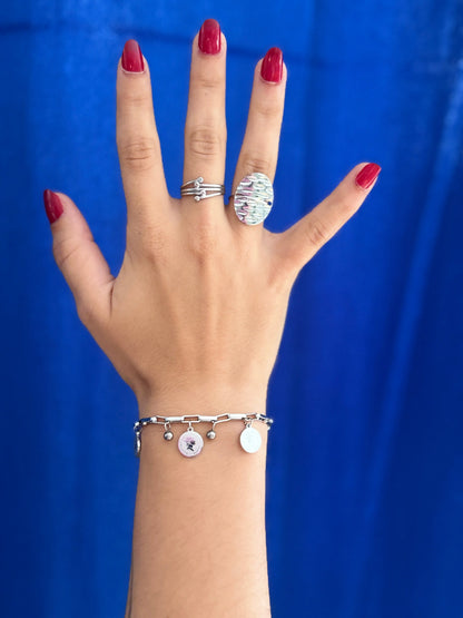 Bague disque ovale martelé argenté portée au doigt style minimaliste contemporain – Chéri Chérie