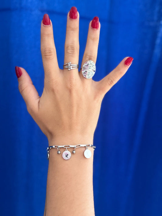 Bague disque ovale martelé argenté portée au doigt style minimaliste contemporain – Chéri Chérie
