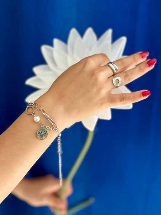Bague soleil argentée portée au doigt style bohème lumineux – Chéri Chérie