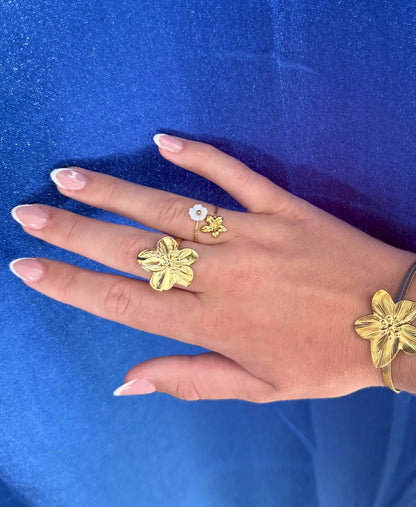 Bague fleur dorée portée au doigt style romantique féminin délicat – bijou Chéri Chérie