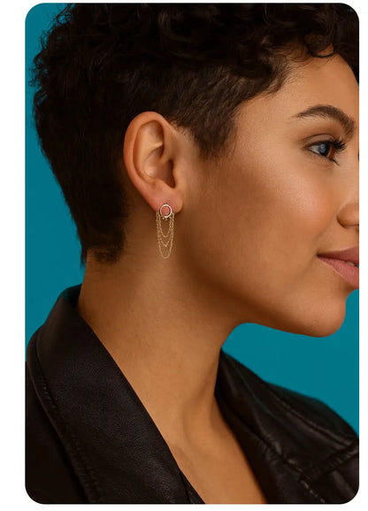 Boucles d'oreilles pendantes dorées portées look romantique élégant chignon – bijou Chéri Chérie