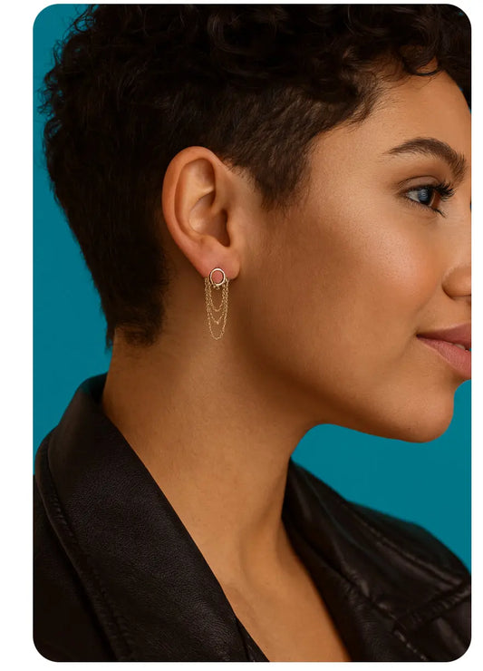 Boucles d'oreilles pendantes dorées portées look romantique élégant chignon – bijou Chéri Chérie