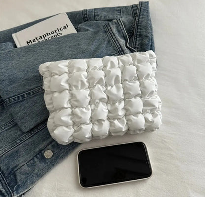 Pochette PUFFER matelassée blanche nylon effet puffer fermeture zippée détail texture douce - Chéri Chérie
