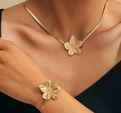 Collier doré grande fleur sculptée finition satinée cordon rigide - Chéri Chérie
