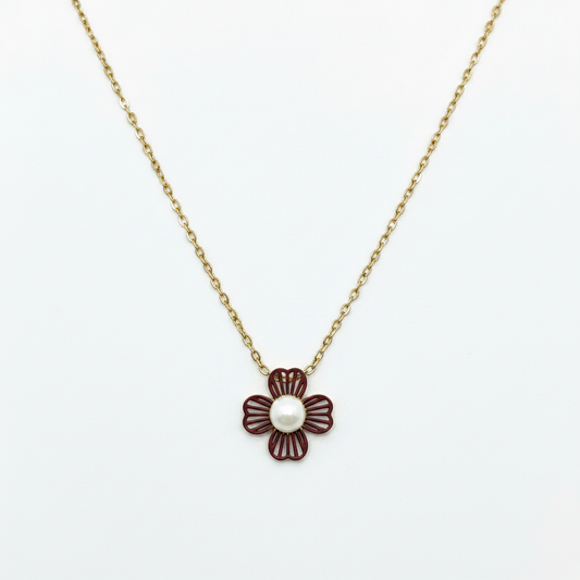 Collier Grande Fleur — Pétales Bordeaux & Cœur Perle Blanche