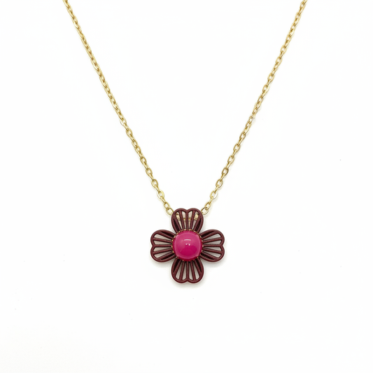 Collier Grande Fleur — Pétales Bordeaux & Cœur Fuchsia